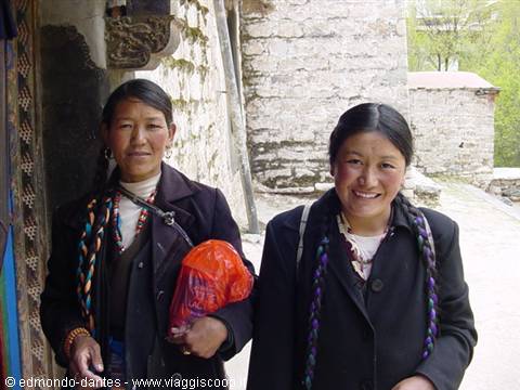 Pellegrine al monastero tibetano