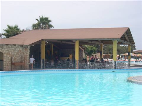 piscina e bar del villaggio
