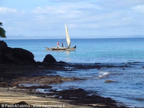Scorcio Panoramico ad Ambatoloaka, con la tipica piroga dei pescatori