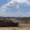 Steppa e rade abitazioni, sulla via per il parco dell'Ankarana MADAGASCAR 
