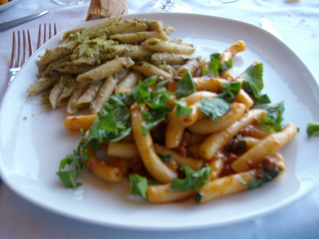 Bis di primi: "Pennette alla Nelson" e "Maccheroni norma e rucola"