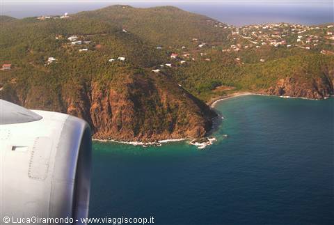 Dai finestrini dell'aereo ecco St. Thomas