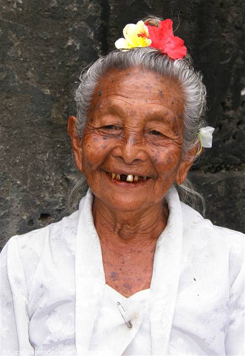 Anziana balinese a Yeh Pulu
