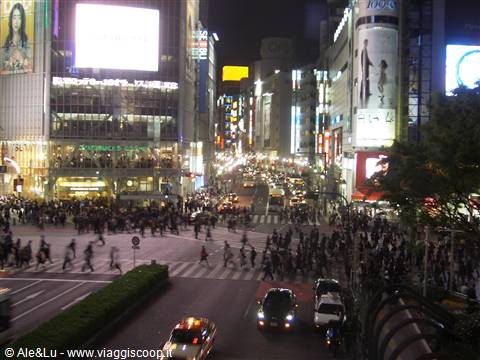 Caotico incrocio di Shibuja a Tokyo