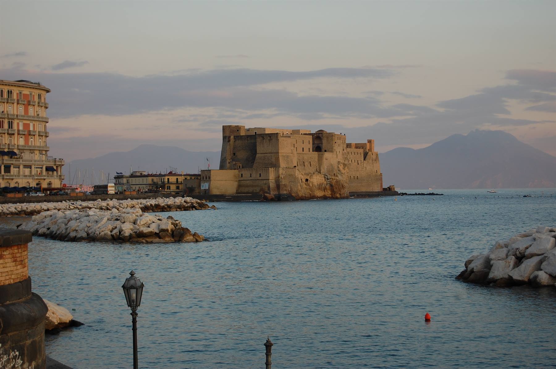 sul lungomare di MARGELLINA.....il CASTEL DELL'OVO