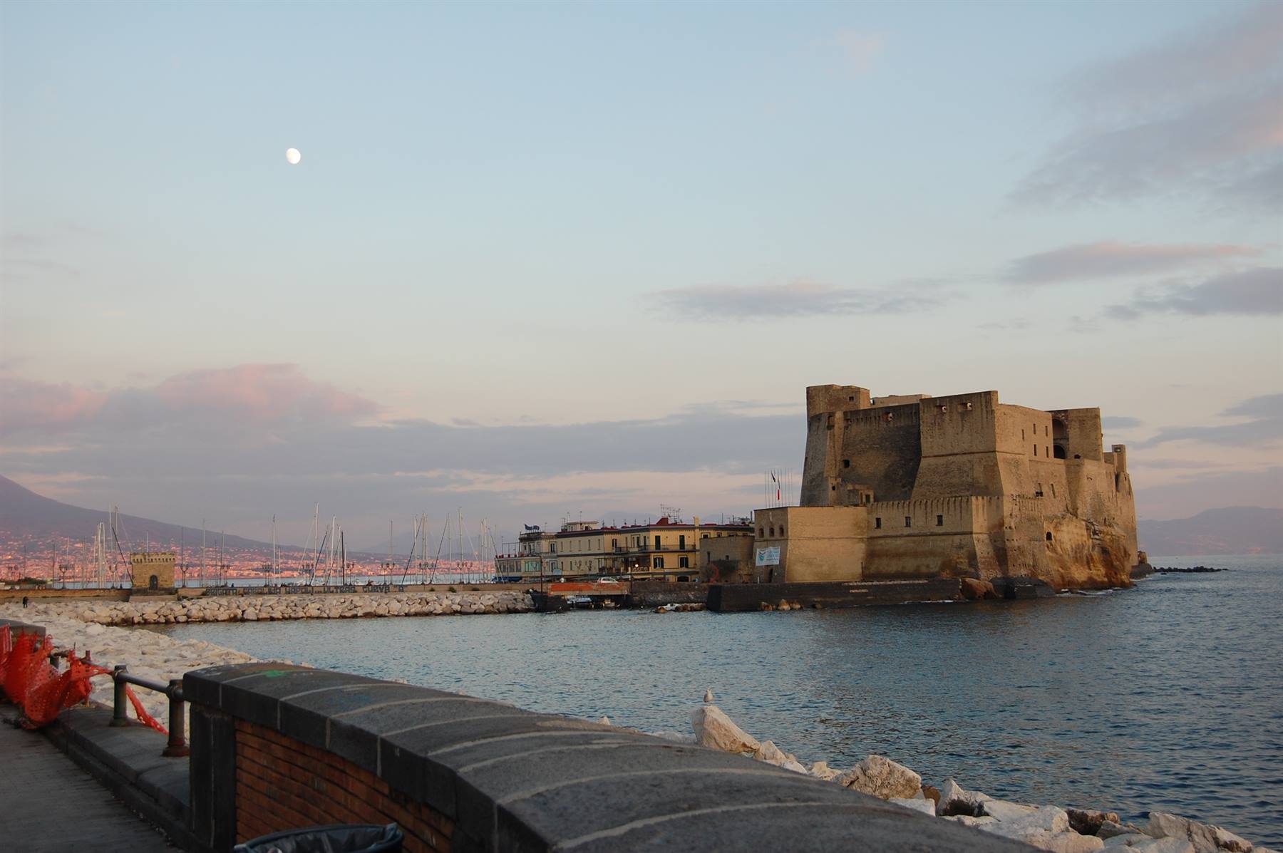 sul lungomare di MARGELLINA....il castel dell'ovo