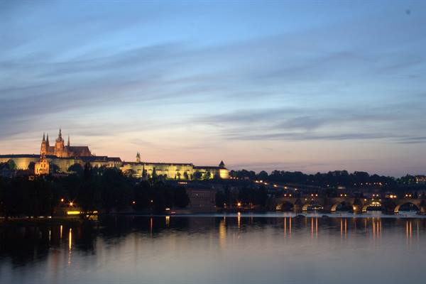 PRAGA BY NIGHT