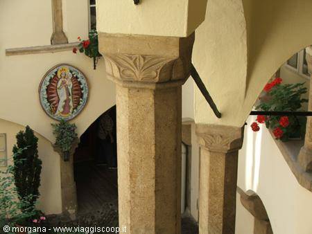 Lo stemma all'interno del cortile