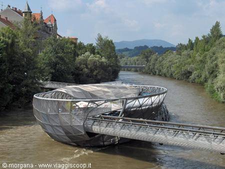 Graz "Murinsel" - Isola sul fiume Mur". Nel suo interno si trovano una caffetteria ed un anfiteatro.