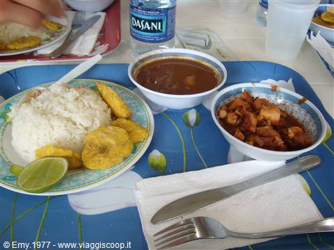 Pranzo dominicano in un quartiere non turistico   