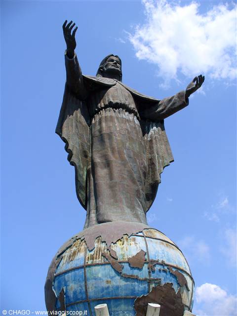 la statua di Cristo Rei che domina l' ingresso della baia di Dili