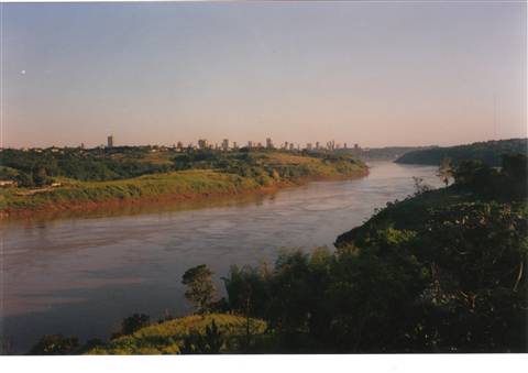 rio Paranà, in lontananza Iguazù in Brasile