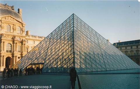 la Piramide del Louvre