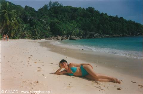 l' affollatissima spiaggia di Takamaka