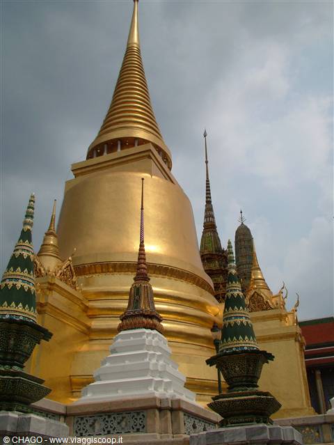 la cupola d'oro del Phra Si Rattana Chedi