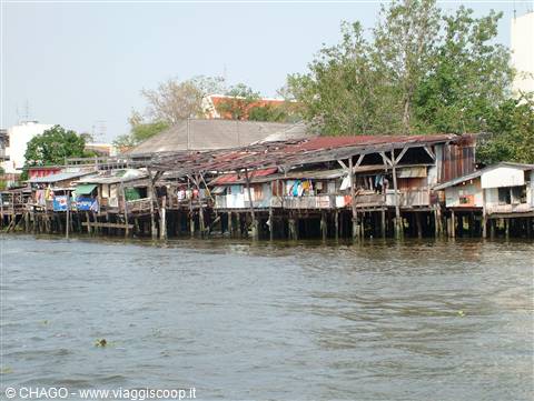palafitte sul fiume