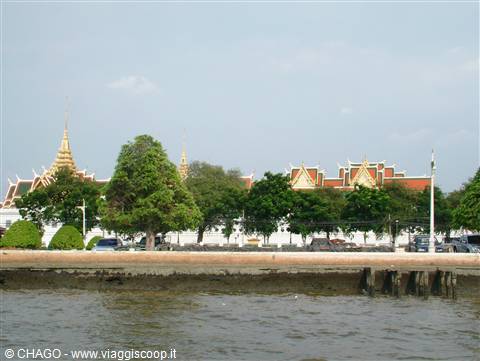 il tempio Wat Pho dal fiume