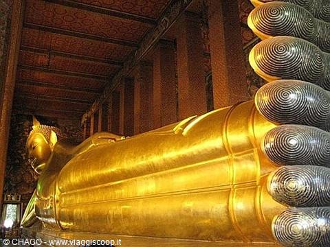 ai piedi del Budda sdraiato