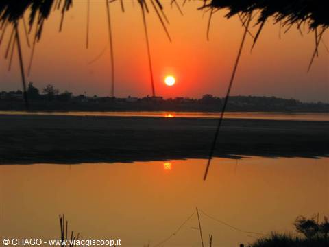 tramonto sul fiume Mekong