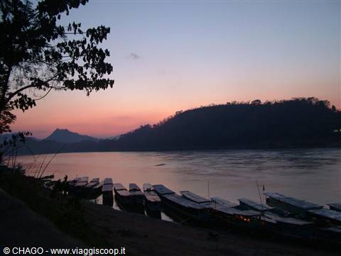 tramonto sul fiume Mekong