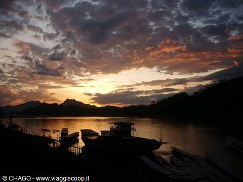 tramonto sul fiume Mekong