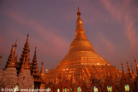 Golden Pagoda al tramonto