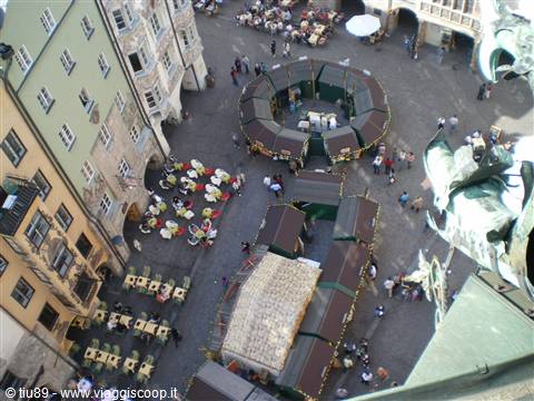 La piazza con il mercatino