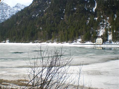 lago ghiacciato