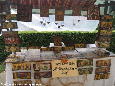 Tavolette con scenari tipici sloveni, comici e non. Mercato folkloristico ad Ankaran