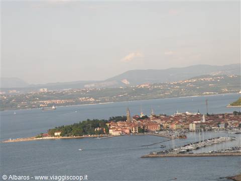 Izola e l'Italia viste dalla strada verso Piran