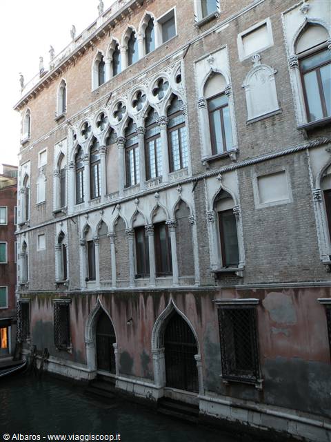 palazzo di fronte al nostro hotel alla fava