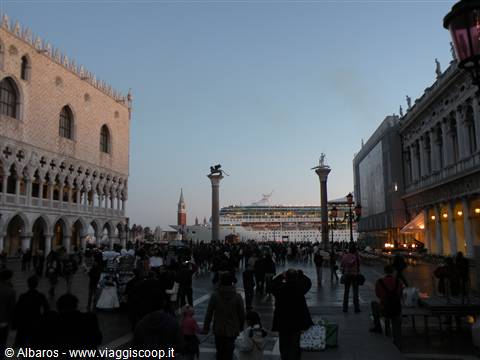 nave da crociera che transita davanti alla piazza San Marco