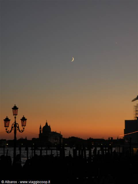 luna al tramonto sul Redentore