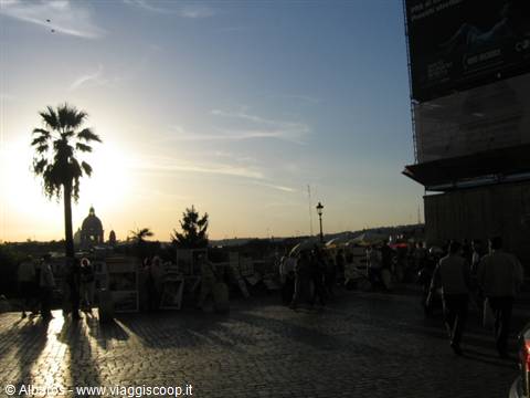 piazza della Trinità piena di pittori al tramonto