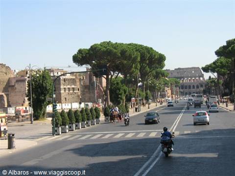via Cavour verso il Colosseo