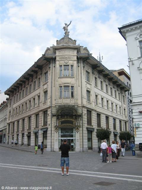 bellissimo palazzo nella piazza principale