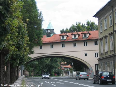 caratteristico ponte-casa
