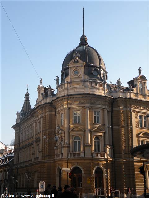 un palazzo nella via commerciale