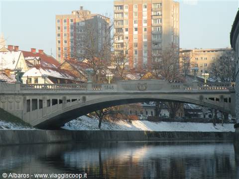 il ponte dei draghi visto dal fiume