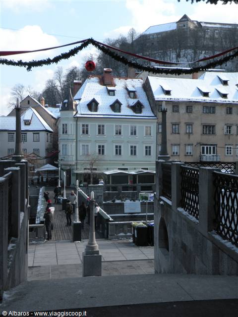 un ponte con la vista sul castello