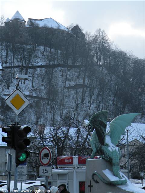 vista del castello dal ponte dei draghi