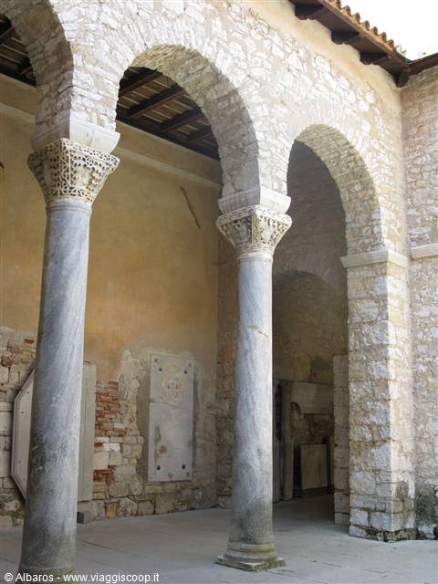 colonne del cortile della Basilica