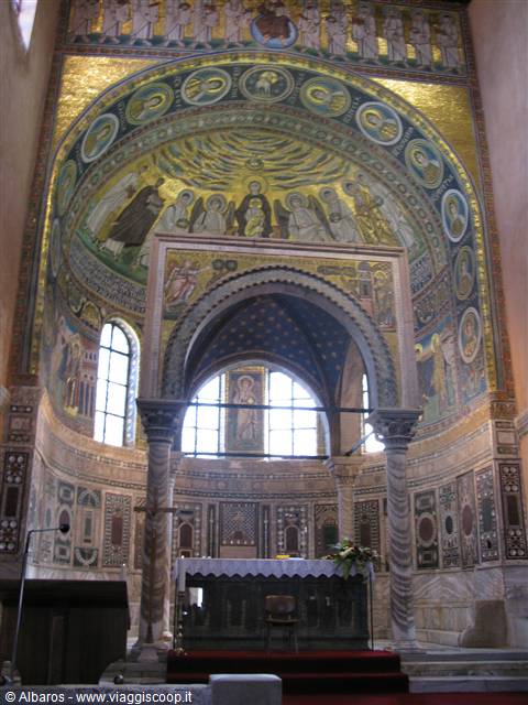 interno della Basilica:il massimo esempio di arte musiva bizantina dell'intera Croazia