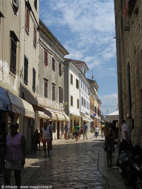 un tratto di Decumanus, interamente pavimentato in marmo istriano