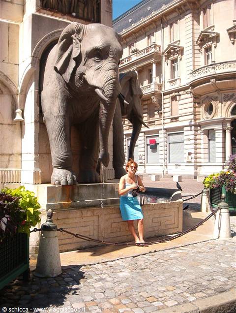 tilde davanti alla famosa fontana dell'elefante a chambery