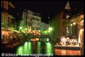 annecy di sera