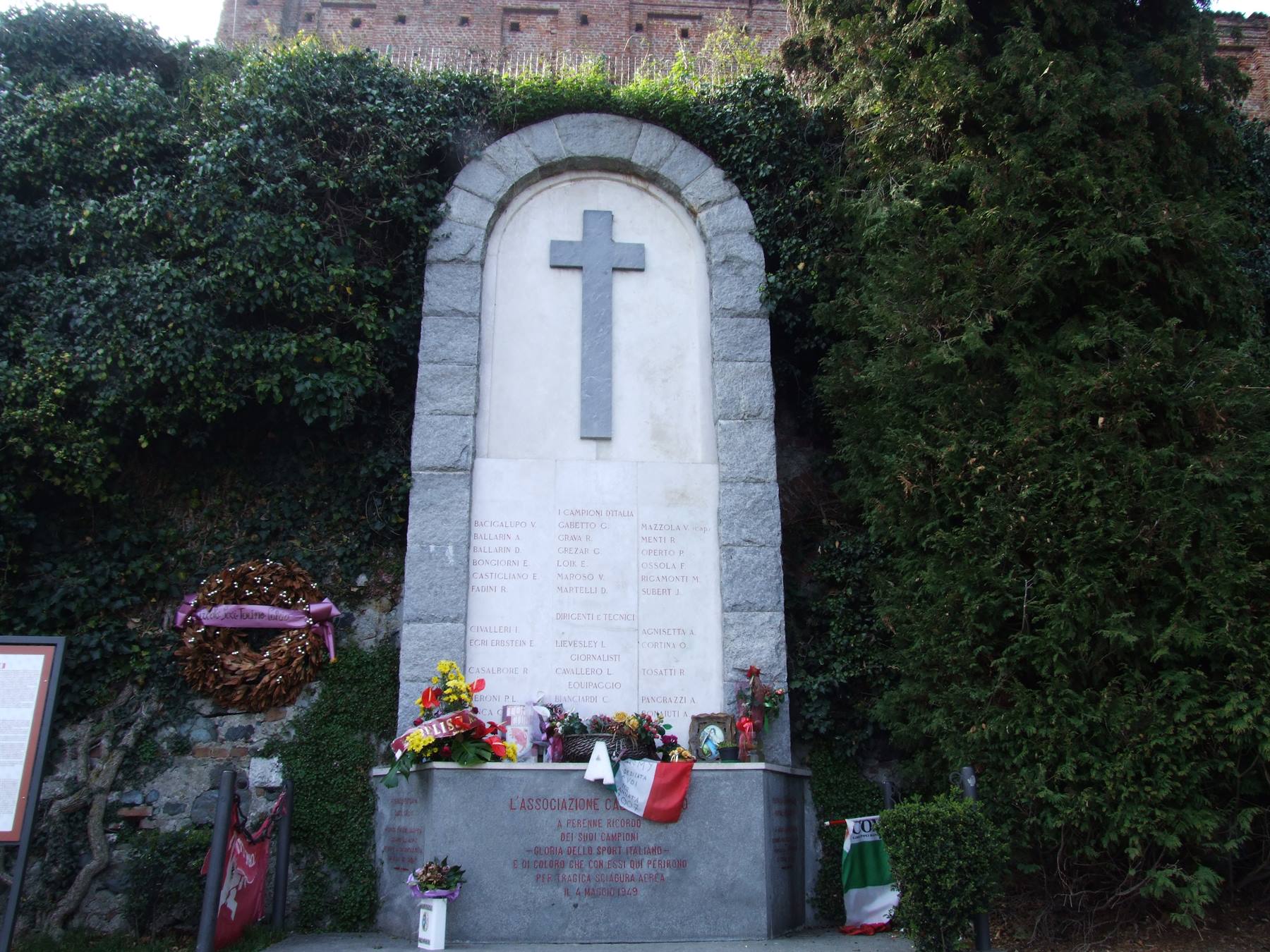 Lapide del Grande Torino in memoria delle vittime della Tragedia di Superga del 4 Maggio 1949