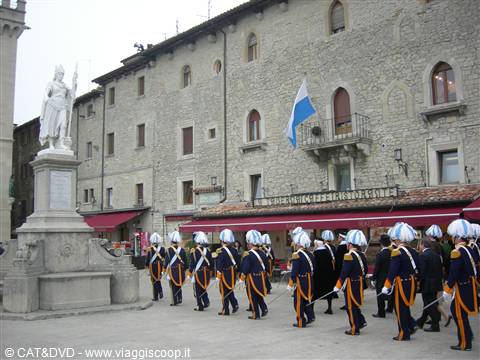 schieramento dei corpi militari sulla piazza della libertà (corpus domini)