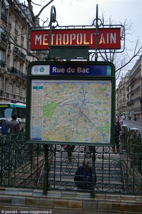 Tipico ingresso della metropolitana parigina
