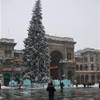 Piazza del Duomo, con l'albero di Natale e l'entrata della Galleria ITALIA 